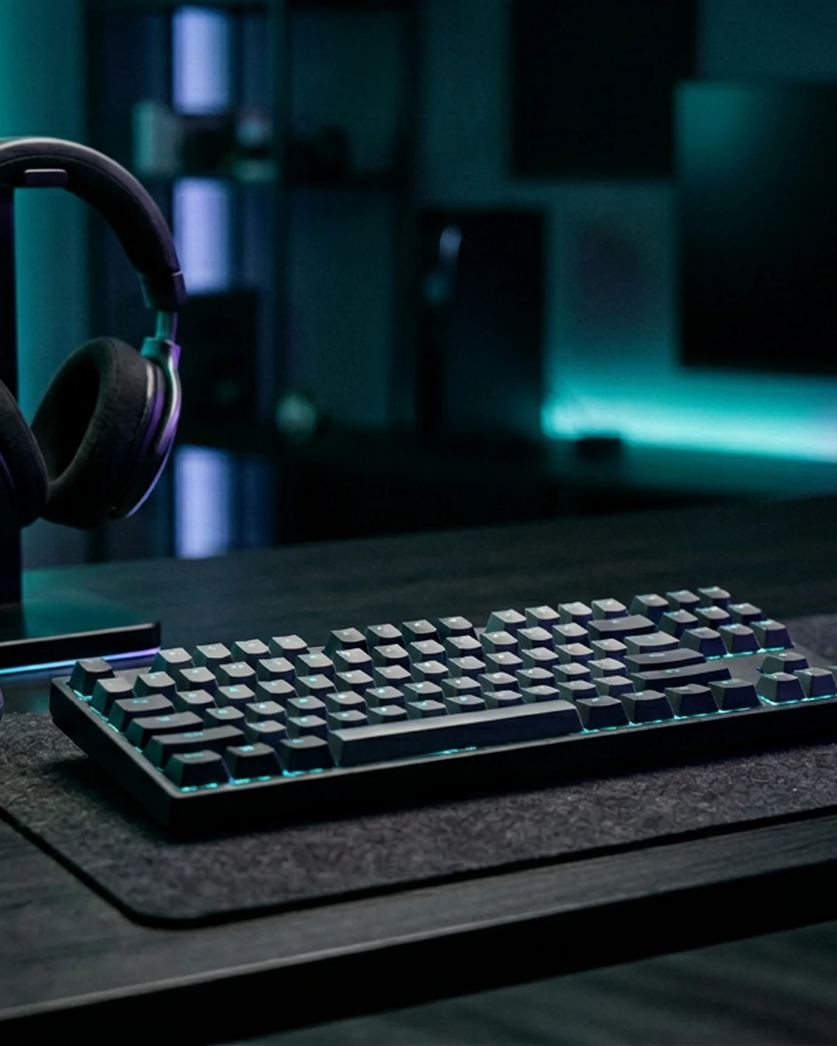 Setup gaming avec manette, casque et clavier Battletron sur fond néon doux
